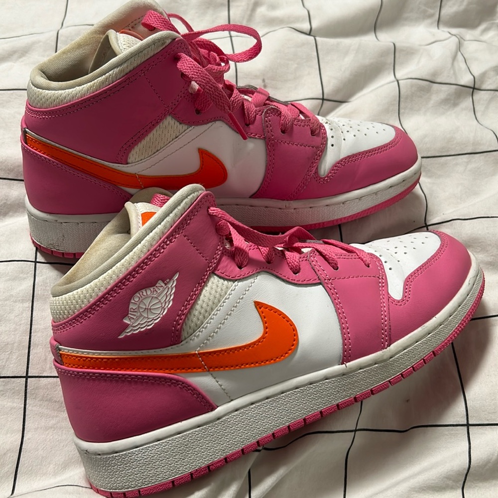 Hot pink jordan 1